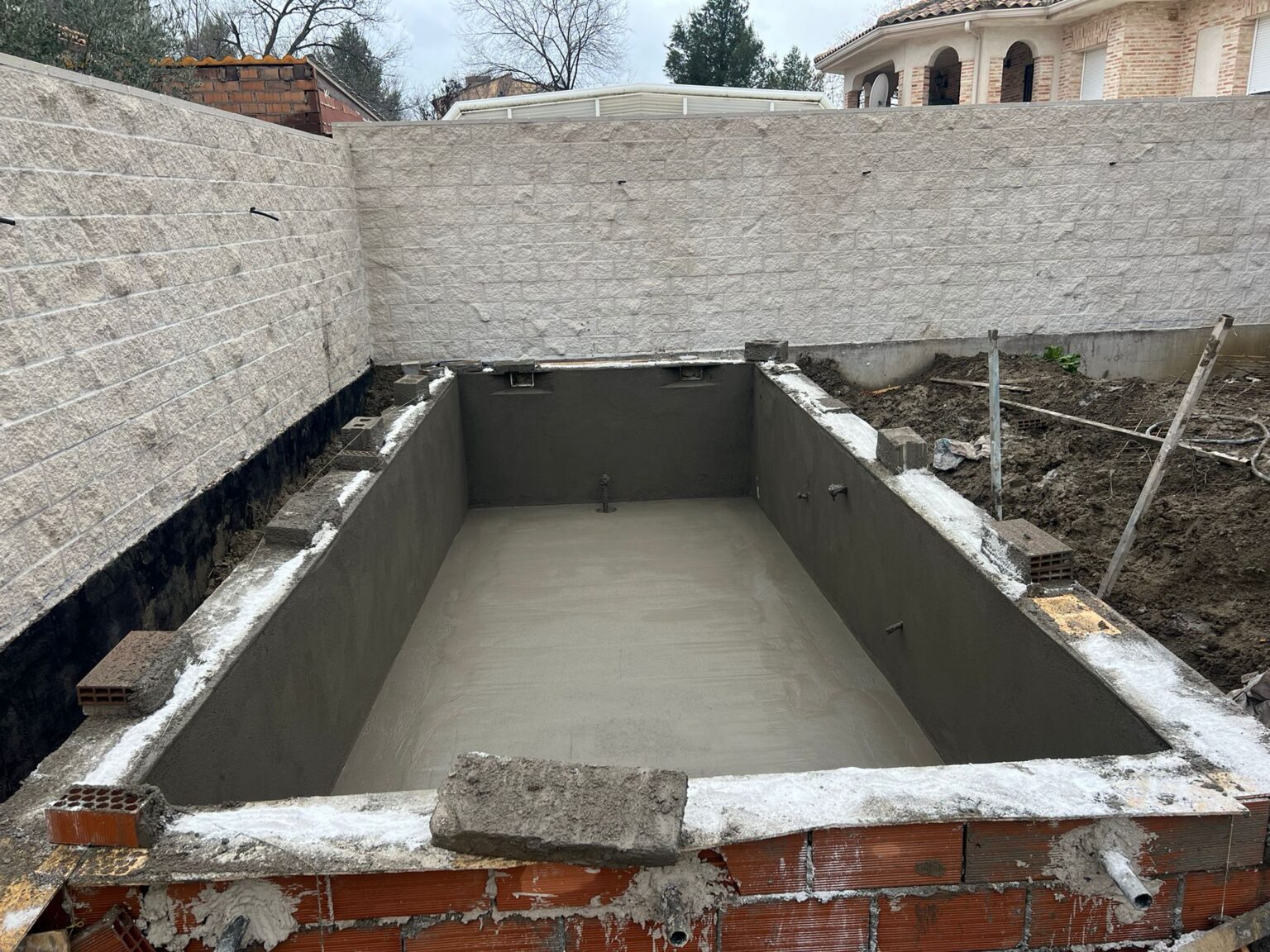 Gunitado de piscinas con control de espesor y dosificación en Madrid