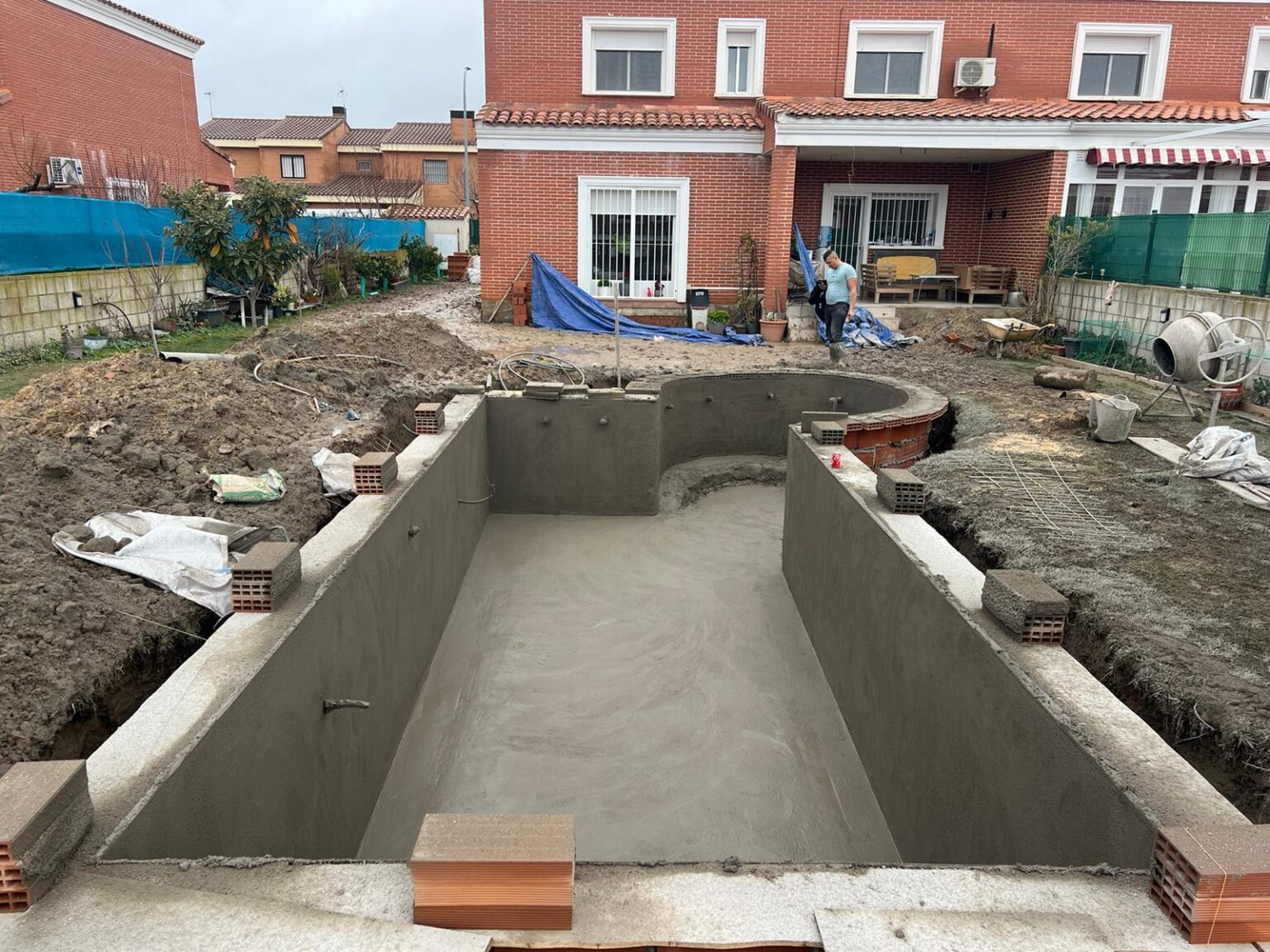MIKEL GUNITADO VÍA HÚMEDA: Gunitado de vasos de piscina con paredes homogéneas